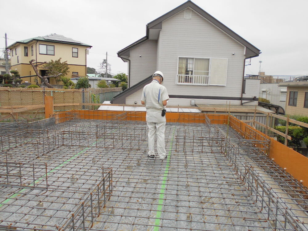 第三者機関（株）住宅保証機構の検査員のもと、第１回目の検査、基礎基礎配検査の受検が行われてます。