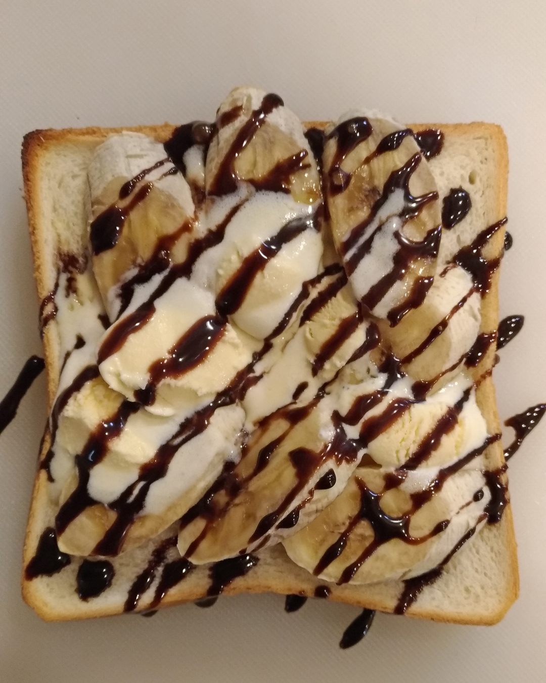 バニラアイスとチョコレートソースをトッピング