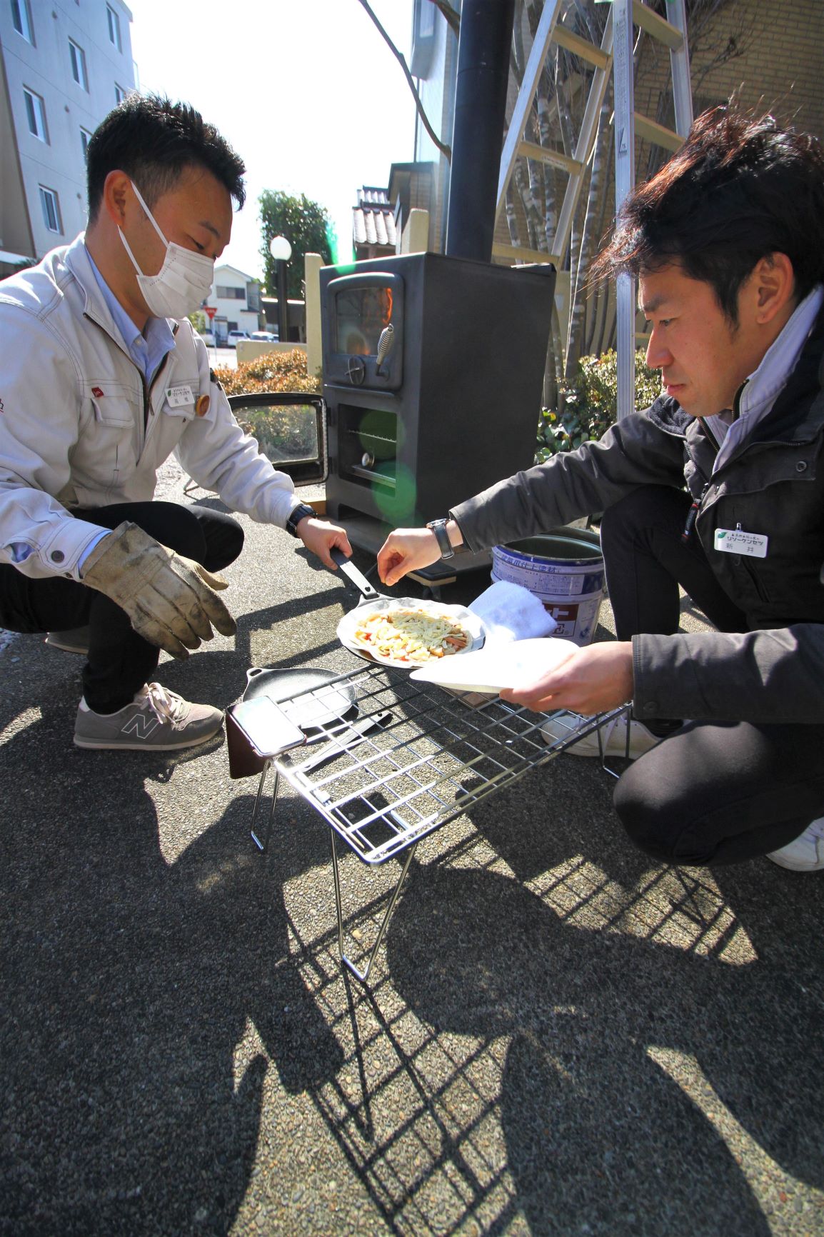 ピザ焼きも手慣れた手付き