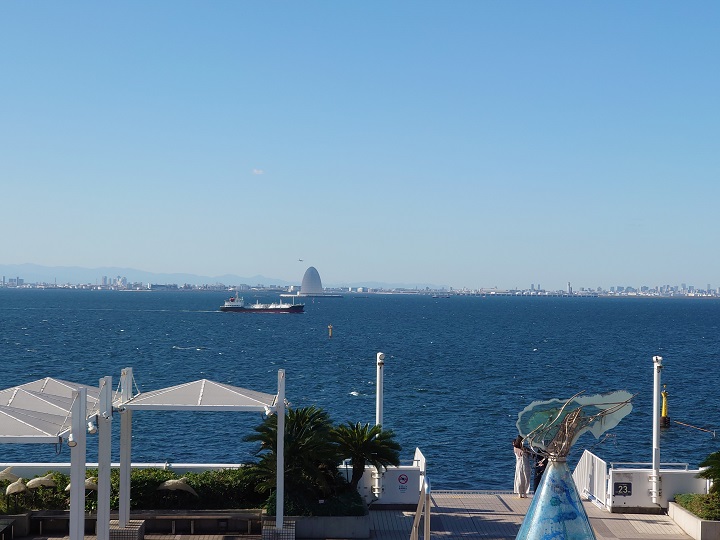 海ほたるから東京方面を臨む