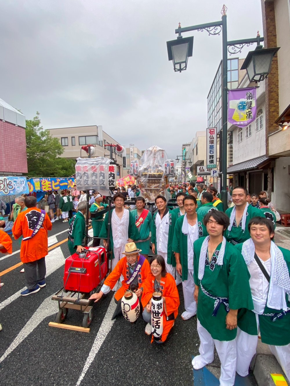 内牧地区の神輿と担ぎ手