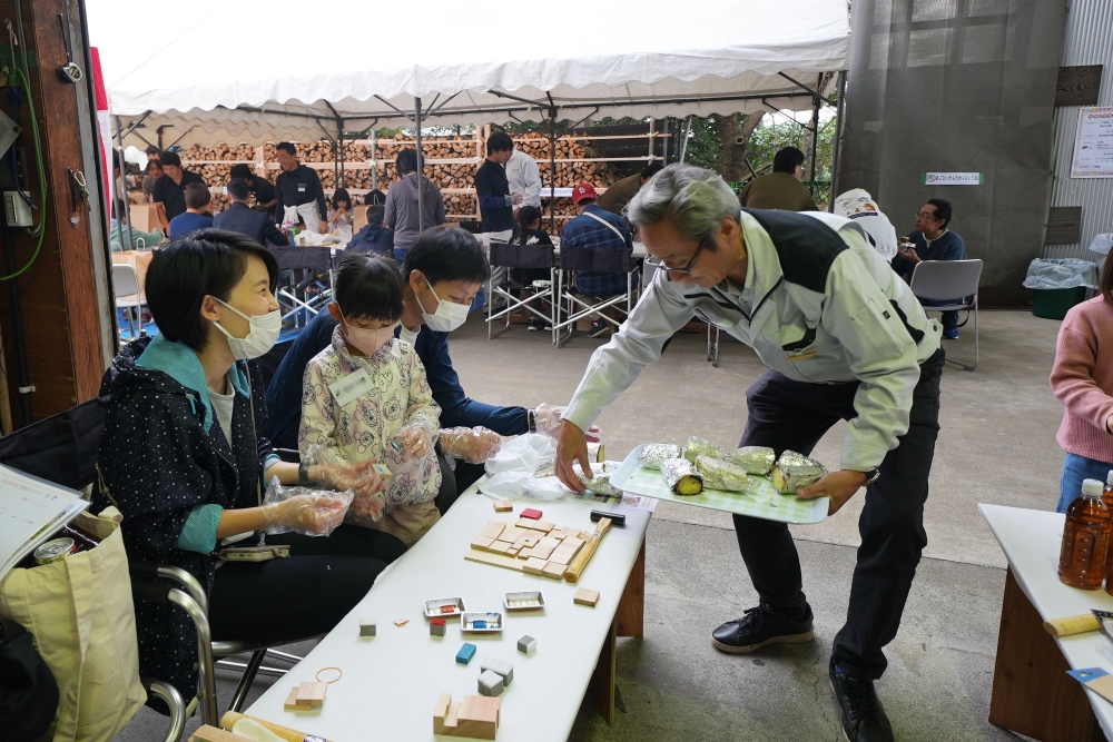 焼き芋を配布