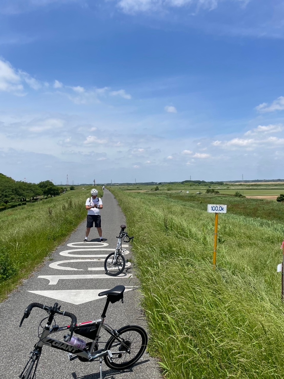 海まで１００キロ地点の標識